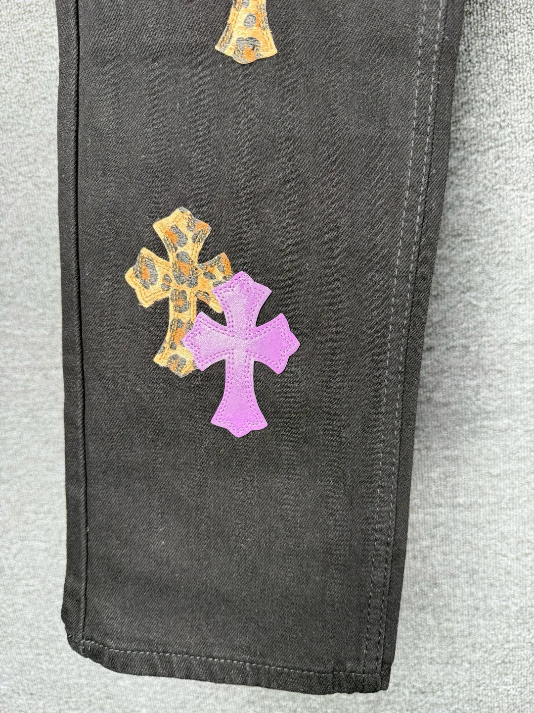 P250 💰 (Top version) Chrome Hearts black denim jeans with purple leopard print. CH jeans need to be washed and then disassembled and hand-stitched with sheepskin cross leather and then spliced ​​together to complete. The whole piece has too many craftsmanship to describe. The patches are embellished with cross patterns and the high-waisted washed jeans! ! Absolutely high-end luxury products, god-level single products and super popular products, made with top heavy industry, a must-see magic weapon. Customized hardware. The fabric is thick and soft after washing. It has good breathability. Customized small leather label. Unique design. The details are simple and elegant, and the workmanship is exquisite. The entire trousers are neatly routed and the details are in place! It’s so cool that both men and women can easily control the genderless trend! Color: Black Size: 28-30-32-34-36 (corresponds to S-M-L-XL-XXL)
